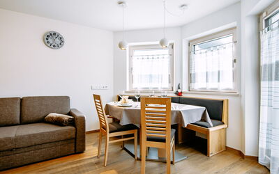 Spieglhof 602.1: Tavolo, Mobilia, Finestra, Legna, Sedia, Interior Design, Pavimentazione, Pavimento, Soggiorno
