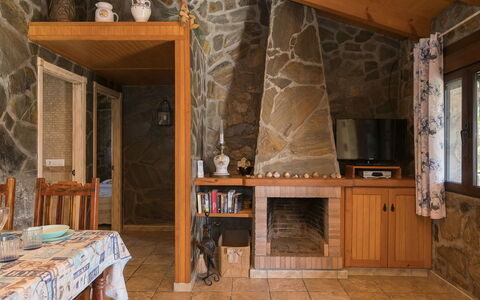 De Piedra: Tavolo, Mobilia, Cabinetry, Legna, Pavimento, Interior Design, Pavimentazione, Sedia, Color Legno, Cucina