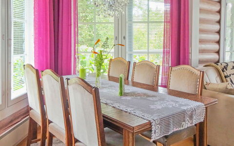 Käpälysmökki: Interior Design, Mobilia, Per Finestre, Tessile, Finestra Trattamento, Tenda, Illuminazione, Casa, Rosa, Pavimento