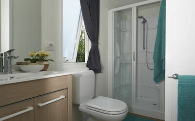 Ischia 602.1: Specchio, Lavello, Idraulico Fixture, Costruzione, Proprietà, Mobiletto Del Bagno, Rubinetto, Cabinetry, Lavandino Del Bagno, Bagno