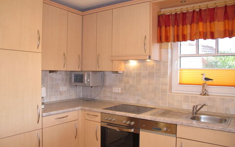 Korsar Ii: Marrone, Cabinetry, Controsoffitto, Lavandino Della Cucina, Lavello, Rubinetto, Cucina, Legna, Finestra, Costruzione
