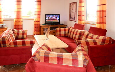Driedorf 700: Mobilia, Camera, Soggiorno, Proprietà, Divano, Interior Design, Tavolo, Parete, Costruzione, Pavimento