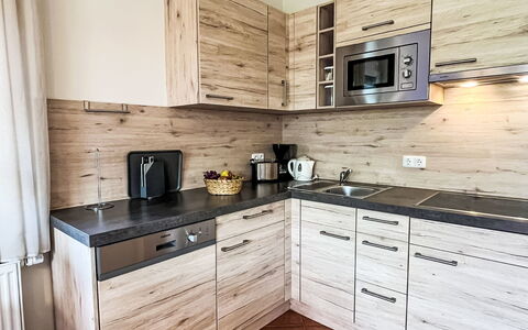 Karlshagen 609: Cabinetry, Mobilia, Pavimentazione, Cassetto, Controsoffitto, Cucina, Pavimento, Elettrodomestico Da Cucina, Pavimento In Legno, Credenza