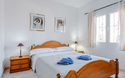 Estrella: Mobilia, Letto, Camera Da Letto, Interior Design, Pavimento, Soffitto, Pavimentazione, Lenzuolo, Bedding, Telaio Del Letto