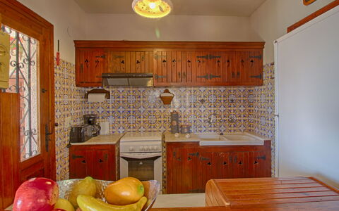 Estrella: Proprietà, Mobilia, Tavolo, Cabinetry, Legna, Illuminazione, Interior Design, Finestra, Giallo, Cassetto