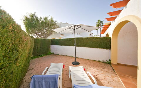 Calpe Calp 1075: Cielo, Proprietà, Pianta, Sedia, Costruzione, Shade, Architettura, Mobili Da Esterno, Albero, Erba