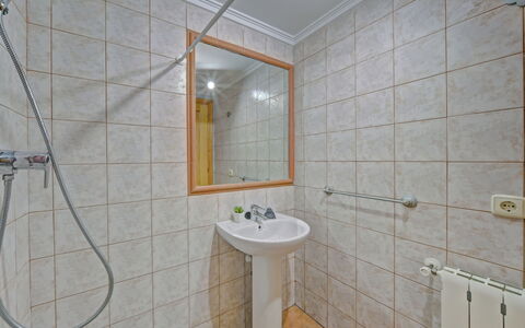 Calpe Calp 1075: Rubinetto, Specchio, Idraulico Fixture, Proprietà, Lavello, Lavandino Del Bagno, Bagno, Costruzione, Legna