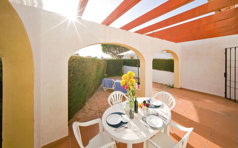 Calpe Calp 1075: Mobilia, Proprietà, Tavolo, Costruzione, Sedia, Interior Design, Pianta, Architettura, Legna, Pavimentazione
