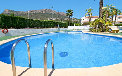 Calpe Calp 1075: Acqua, Cielo, Proprietà, Piscina, Pianta, Azzurro, Shade, Costruzione, Albero, Corpo D'Acqua