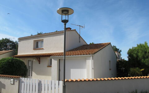 Les Etrilles: Cielo, Pianta, Costruzione, Nube, Casa, Albero, Zona Residenziale, Immobiliare, Recinzione, Tetto