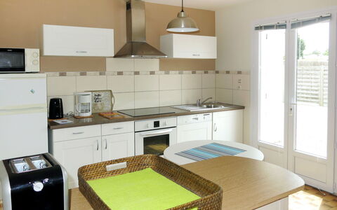 Le Maupas: Camera, Controsoffitto, Mobilia, Cucina, Proprietà, Interior Design, Cabinetry, Casa, Costruzione, Cucina Stufa