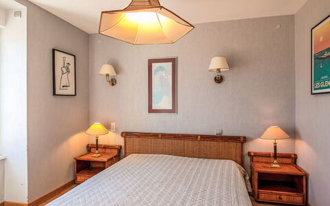 Ty Pors Ar Pagn: Mobilia, Letto, Camera Da Letto, Interior Design, Bedding, Pavimento, Parete, Lenzuolo, Legna, Camera