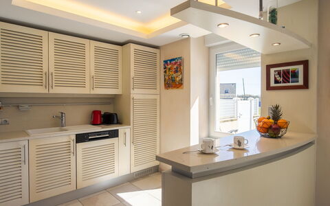 Ty Pors Ar Pagn: Mobilia, Interior Design, Legna, Pavimentazione, Controsoffitto, Cucina, Soffitto, Cabinetry, Illuminazione, Sedia