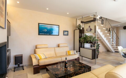 Ty Pors Ar Pagn: Mobilia, Interior Design, Divano, Pavimentazione, Pavimento, Soggiorno, Camera, Soffitto, Legna, Televisione