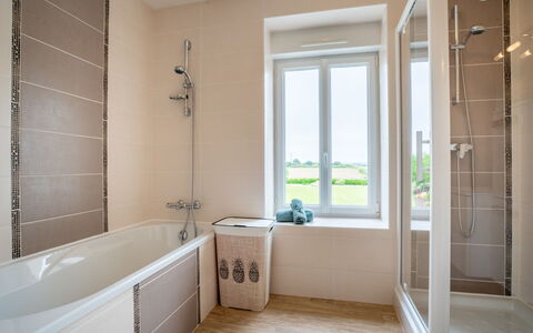 L'Oasis: Vasca Da Bagno, Proprietà, Idraulico Fixture, Finestra, Legna, Interior Design, Bagno, Pavimento, Casa