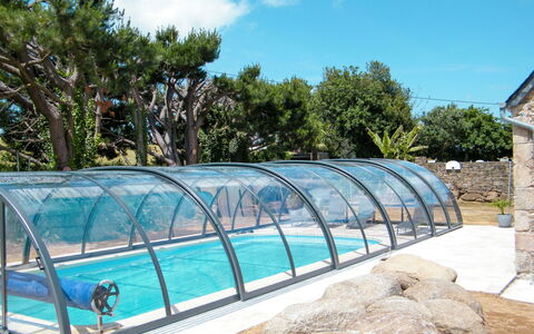 Gîte Triskell: Piscina, Proprietà, Tempo Libero, Casa, Immobiliare, Bicchiere, Architettura, Costruzione, Vacanza, Rettangolo
