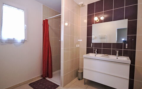 Les Hauts de Jallia: Pavimentazione, Idraulico Fixture, Pavimento, Lavandino Del Bagno, Bagno, Mobiletto Del Bagno, Lavello, Interior Design, Idraulico, Rubinetto