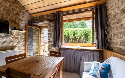 Chassezac: Proprietà, Mobilia, Tavolo, Legna, Illuminazione, Finestra, Interior Design, Pavimento, Pavimentazione, Latifoglie