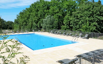Homps 700: Piscina, Proprietà, Immobiliare, Tempo Libero, Casa, Albero, Costruzione, Architettura, Rettangolo, Vacanza