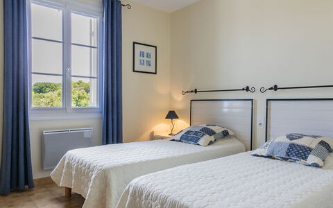 Domaine de Majobert: Proprietà, Mobilia, Finestra, Azzurro, Comfort, Legna, Shade, Interior Design, Letto