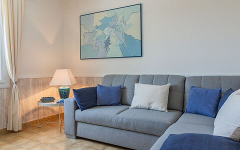 Domaine de Majobert: Mobilia, Proprietà, Divano, Costruzione, Blu, Azzurro, Legna, Interior Design, Tessile, Tavolo