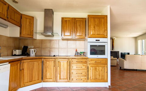 Les Oliviers: Marrone, Cabinetry, Controsoffitto, Mobilia, Costruzione, Cassetto, Lavello, Legna, Cucina, Rubinetto