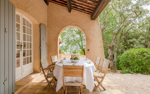 Le Coba: Mobilia, Pianta, Tavolo, Sedia, Legna, Albero, Interior Design, Shade, Immobiliare, Costruzione