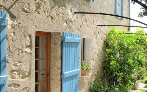 Mas de L'Adrech: Finestra, Pianta, Costruzione, Porta, Blu, Legna, Casa, Manto Stradale, Facciata