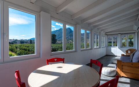 La Cerisaie: Tavolo, Proprietà, Mobilia, Finestra, Cielo, Costruzione, Shade, Legna, Interior Design, Sedia