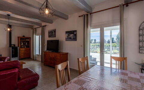 La Cerisaie: Mobilia, Proprietà, Cornice, Tavolo, Legna, Sedia, Interior Design, Finestra, Pavimento, Pavimentazione