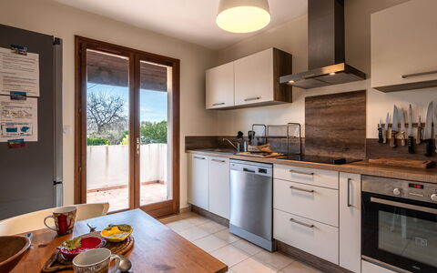 Agula Marina: Cabinetry, Controsoffitto, Proprietà, Mobilia, Tavolo, Cucina, Legna, Interior Design, Cucina Stufa, Elettrodomestico Da Cucina