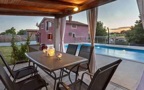 Villa Laura: Tavolo, Mobilia, Acqua, Cielo, Costruzione, Pianta, Sedia, Albero, Shade, Legna