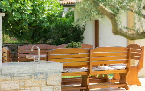 The Mulberry Stonehouse: Mobilia, Mobili Da Esterno, Tavolo, Sedia, Giallo, Tavolo Esterno, Terrazza, Camera, Banco, Albero