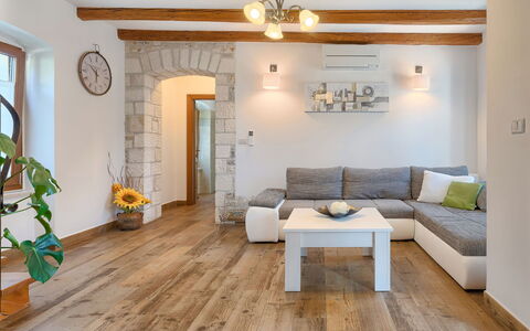 The Mulberry Stonehouse: Camera, Soggiorno, Proprietà, Interior Design, Pavimento In Legno, Pavimento, Mobilia, Costruzione, Soffitto, Latifoglie