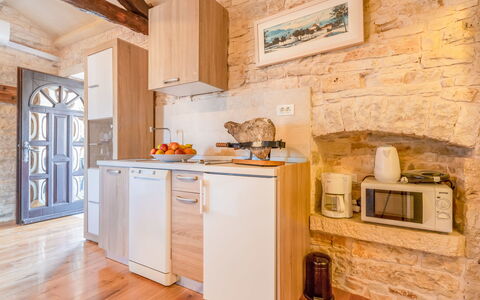 Botra Maria: Camera, Controsoffitto, Cucina, Proprietà, Mobilia, Cabinetry, Pavimento, Costruzione, Interior Design, Pavimento In Legno