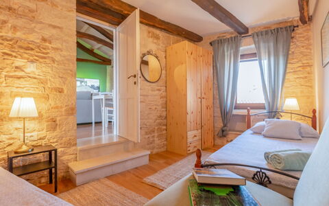 Botra Maria: Mobilia, Costruzione, Comfort, Legna, Interior Design, Finestra, Cornice, Lampada, Pavimento, Tavolo