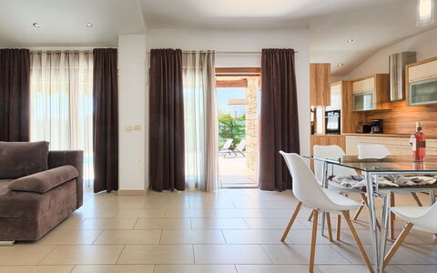 Florens: Camera, Mobilia, Pavimento, Interior Design, Proprietà, Soggiorno, Tenda, Costruzione, Pavimento Laminato, Pavimentazione