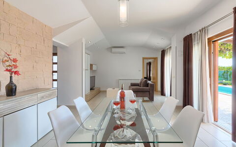 Florens: Camera, Proprietà, Sala Da Pranzo, Interior Design, Costruzione, Mobilia, Tavolo, Immobiliare, Casa, Pavimento