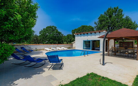 Jadranka: Pianta, Cielo, Acqua, Piscina, Azzurro, Costruzione, Mobili Da Esterno, Shade, Albero, Lotto