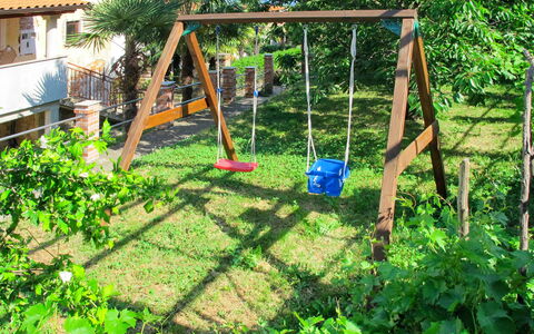 Lovran 702: Swing, Backyard, Attrezzatura Giochi All'Aperto, Erba, Cortile, Spazio Pubblico, Terreno Di Gioco, Giardino, Pianta, Giocare
