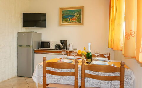 Donata: Camera, Proprietà, Mobilia, Giallo, Interior Design, Sala Da Pranzo, Tavolo, Costruzione, Casa, Immobiliare