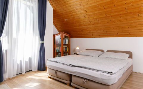 Antal: Camera Da Letto, Interior Design, Letto, Pavimentazione, Legna, Pavimento, Mobilia, Lenzuolo, Bedding, Tessile
