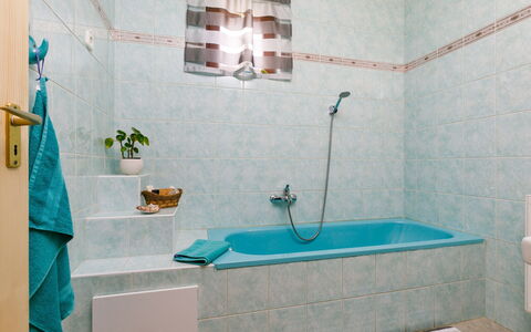 Toth: Proprietà, Idraulico Fixture, Rubinetto, Blu, Azzurro, Vasca Da Bagno, Bagno, Interior Design, Viola, Pavimentazione