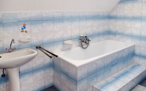 Sport: Bagno, Piastrella, Proprietà, Camera, Architettura, Parete, Interior Design, Pavimento, Rubinetto, Lavello