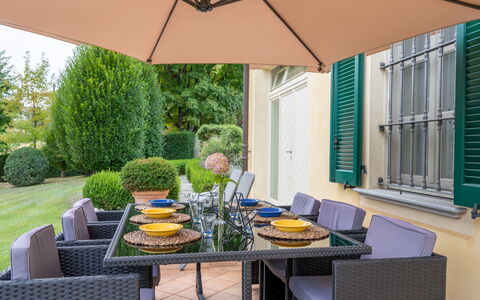Villa Carlotta: Tavolo, Pianta, Mobilia, Proprietà, Shade, Sedia, Interior Design, Mobili Da Esterno, Illuminazione, Costruzione