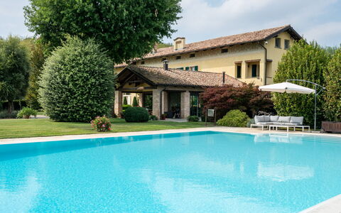 Villa Carlotta: Acqua, Pianta, Costruzione, Proprietà, Cielo, Piscina, Azzurro, Albero, Nube, Casa
