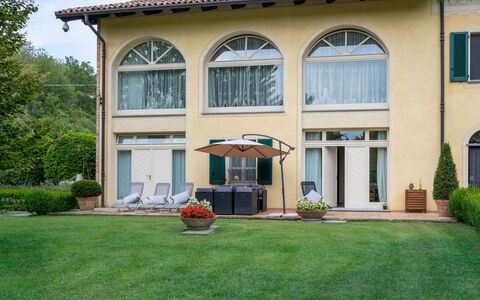 Villa Carlotta: Pianta, Costruzione, Finestra, Cielo, Architettura, Casa, Albero, Porta, Erba, Zona Residenziale