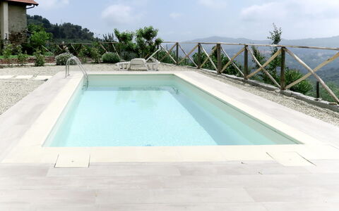 Casa U Baregu: Cielo, Acqua, Nube, Piscina, Azzurro, Rettangolo, Albero, Shade, Erba, Materiale Composito