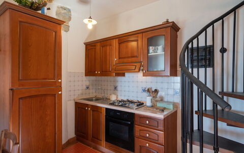Casa U Baregu: Controsoffitto, Cabinetry, Mobilia, Proprietà, Costruzione, Cucina, Cassetto, Legna, Interior Design, Illuminazione