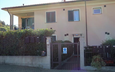 Roseto: Pianta, Costruzione, Proprietà, Finestra, Cielo, Porta, Casa, Zona Residenziale, Facciata